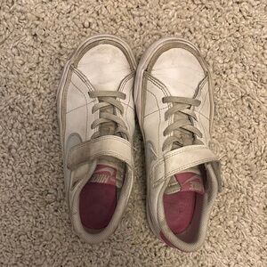 Nike | White and Pink Sneakers 👩🏻‍🔬